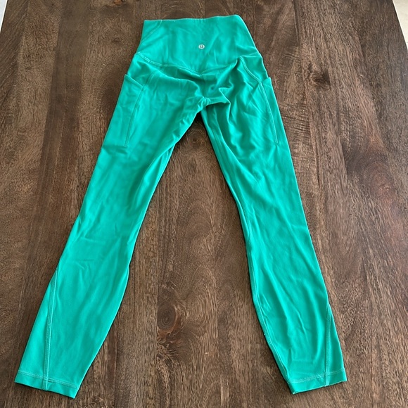 LULULEMON cropped green size 2 leggings with pockets - Picture 2 of 3